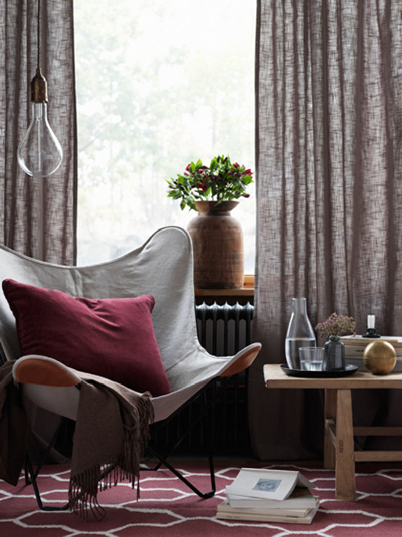 Burgundy coloured decoration brings autumn to our homes, this is also cool.