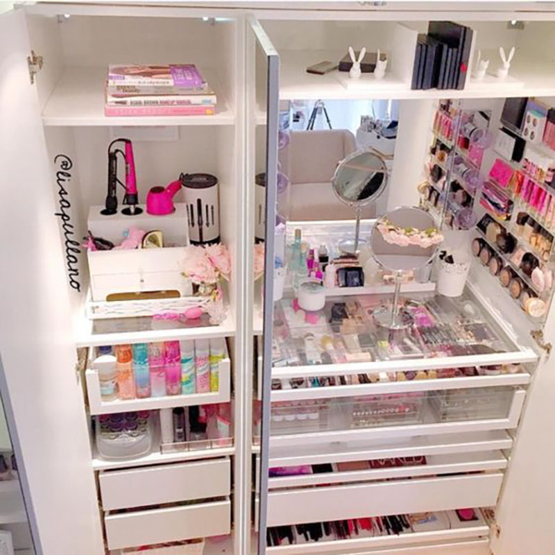 Organising in the bathroom or gardrobe can be done in transparent storages in the shelves and on the side. 