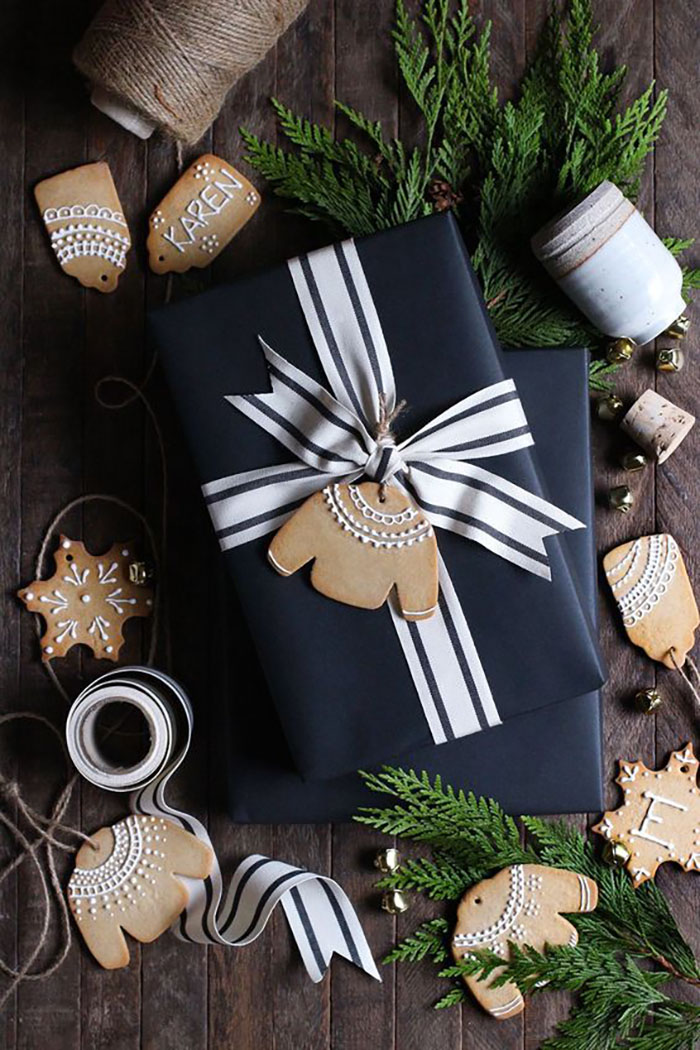 Dark blue unicolor wrapping paper tied with white-dark blue striped ribbon and a cute gingerbread is added to all this. I love this sweater form :-).