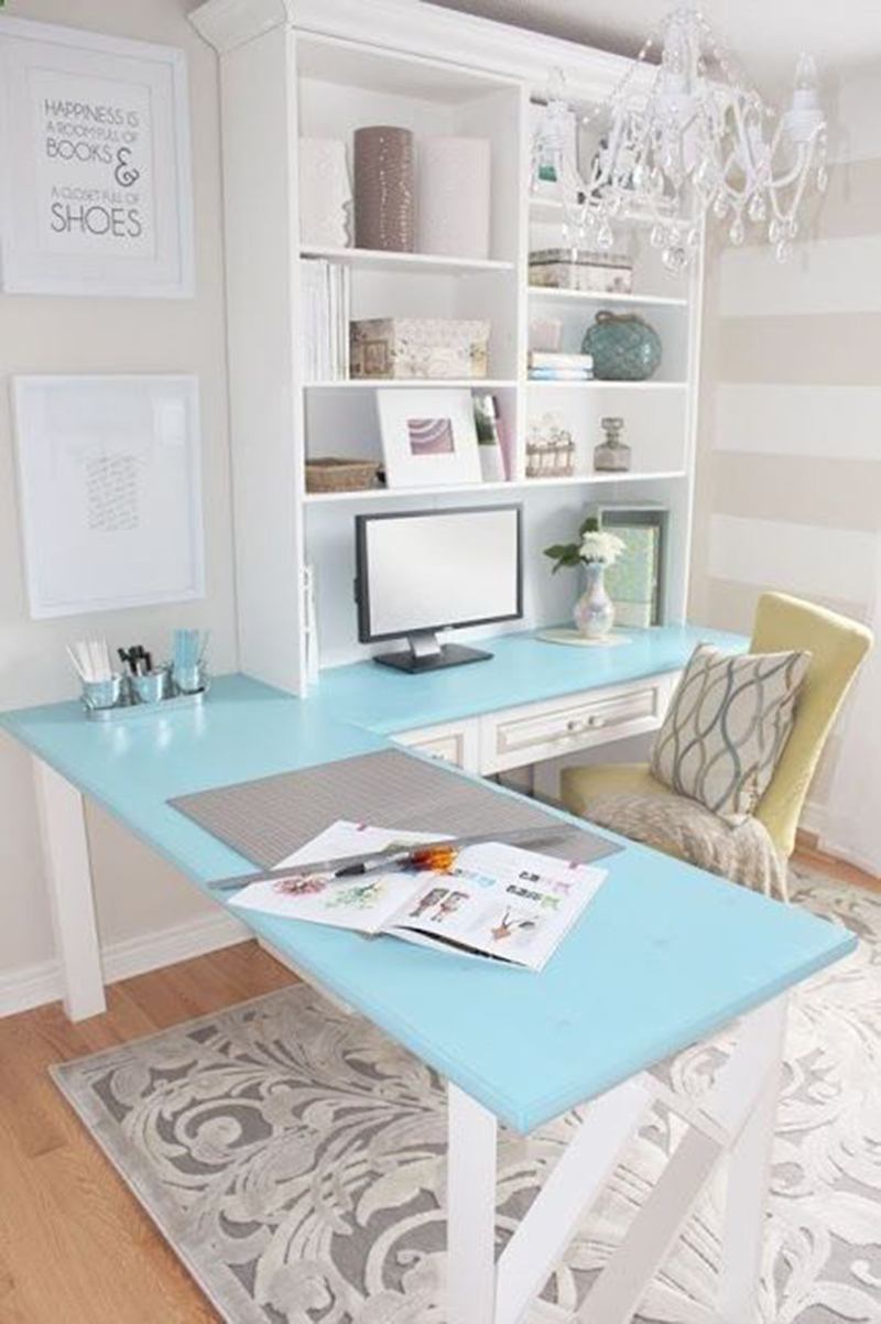 Cosy working space with an extra big desk.