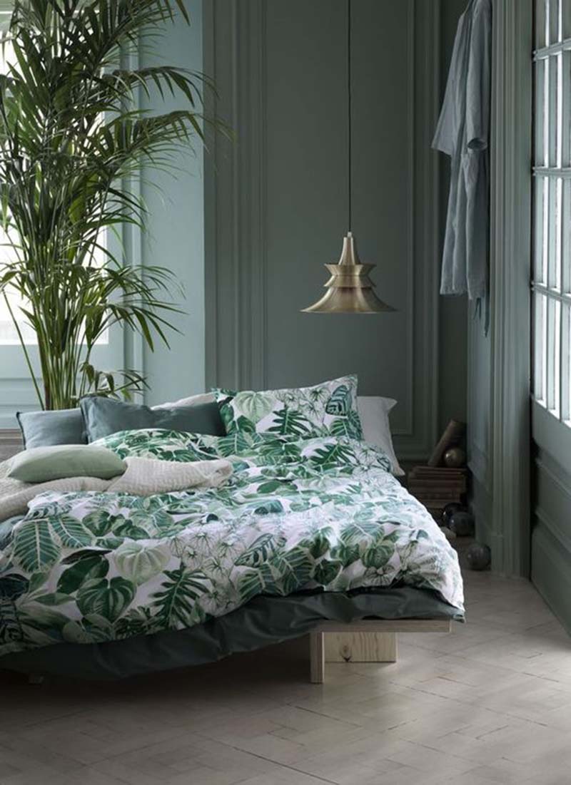 Let's just use leaf printed bed linen in the bedroom, plus the green walls give some extra to this space in this style.