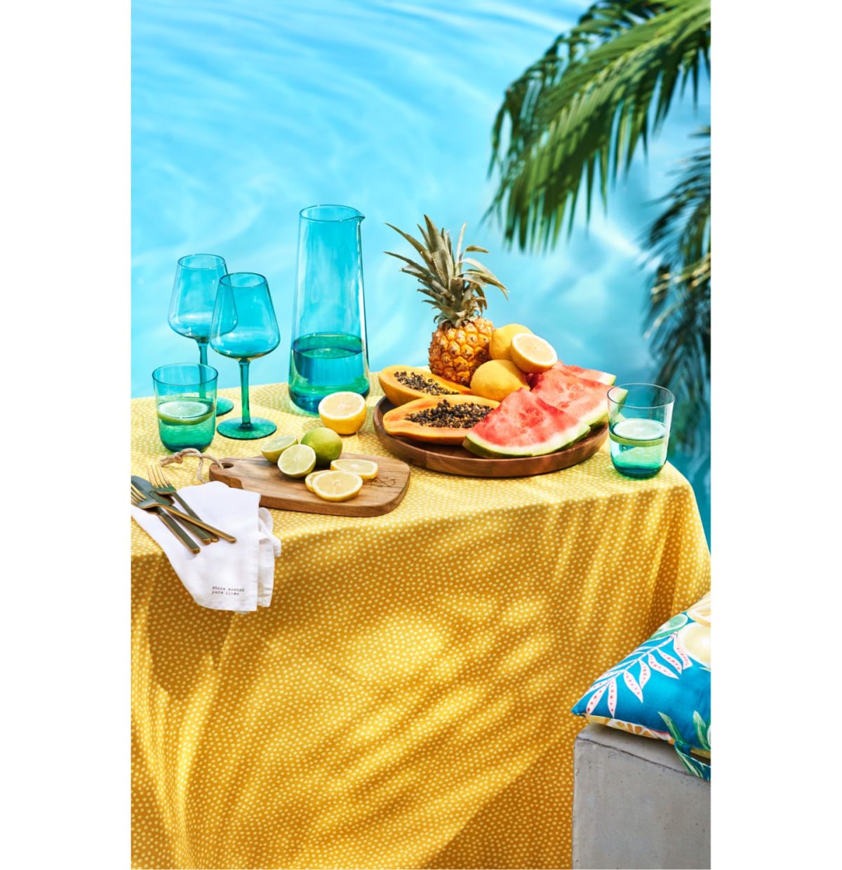 Yellow is very trendy lately, if you combine it with turquoise it creates an amazing summer feeling. These are the colors of sun and water (H&M Home).